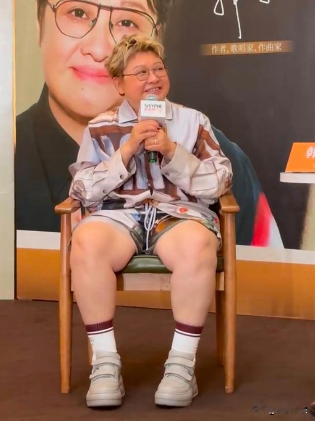 韩红到重庆开新书签售会，穿衣打扮一言难尽，好像暴发户，这头黄发太难看了！她的身形
