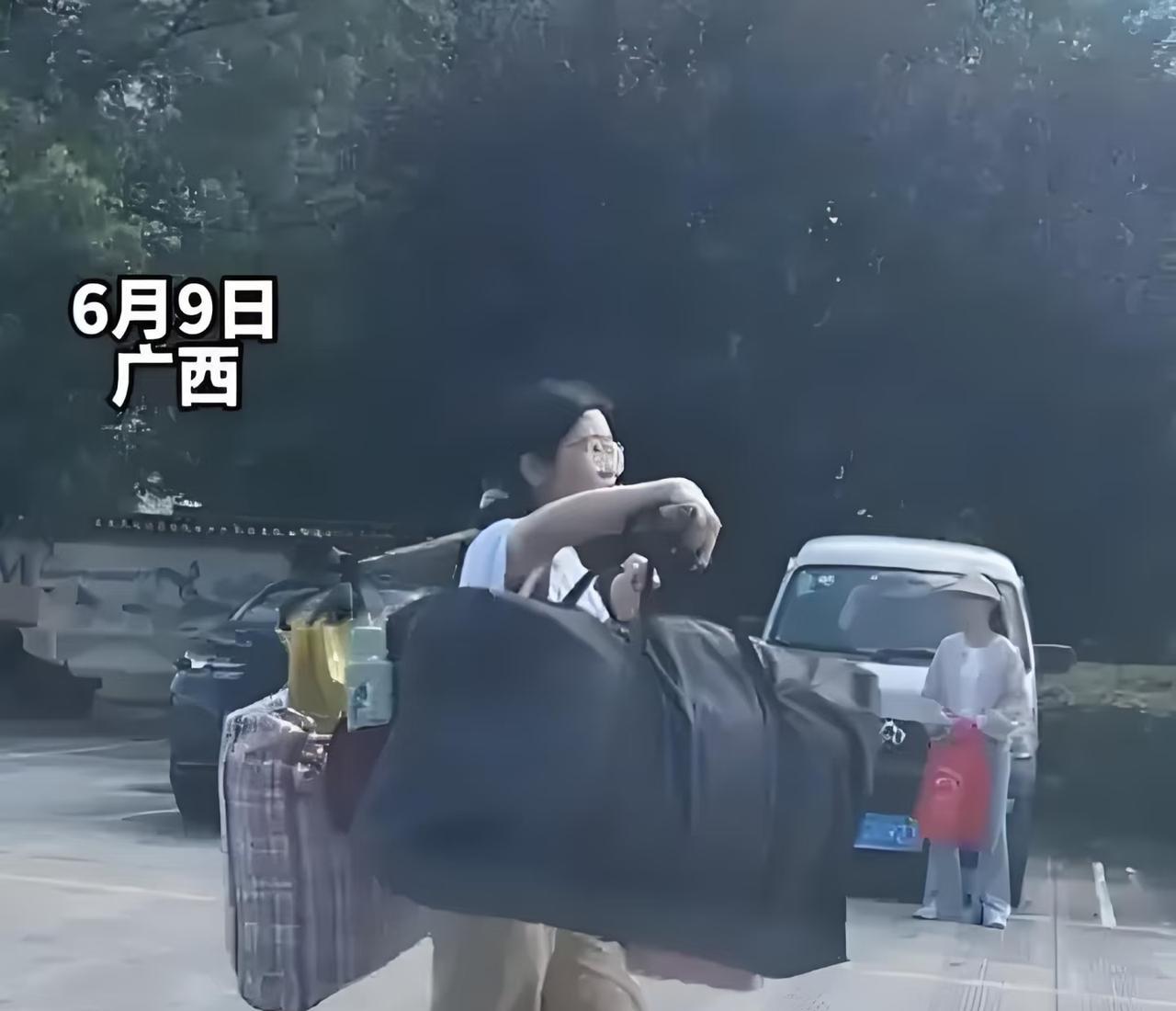 云南挑扁担的高考女孩火了！不过她家里人可能一点都高兴不起来了，不是因为担心孩