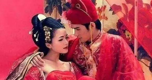 古代女子成婚之前，对男女之事完全不懂，所以出嫁前天晚上，母亲会悄悄塞给她一个东西