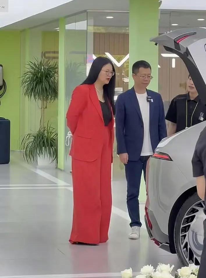李湘看起来应该有160斤以上了吧，“钞能力”也太给力了吧！记得以前李湘做主持人