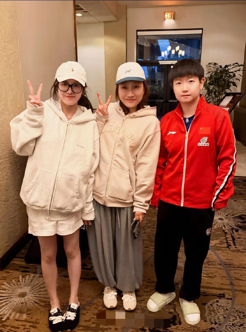 谁懂啊！两位姐姐也太幸运了第一次刷到莎莎和两位漂亮姐姐的合照，太惊喜啦！