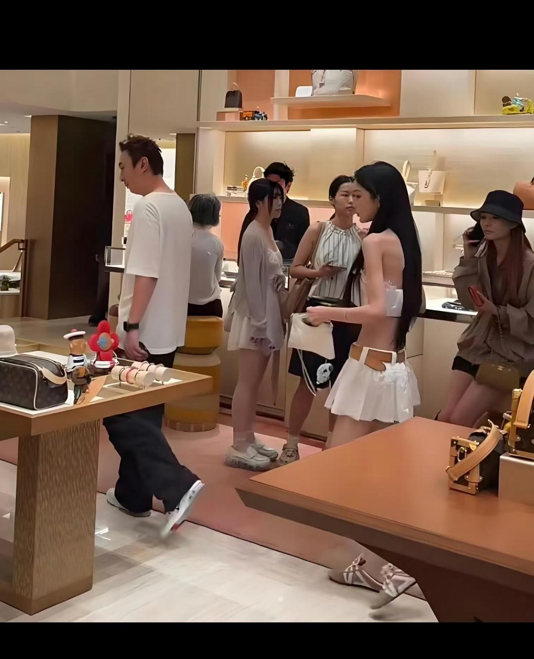 不知道他为啥找女友都找这种上不了台面的，就不能找高学历的端庄大方的吗？找的这些