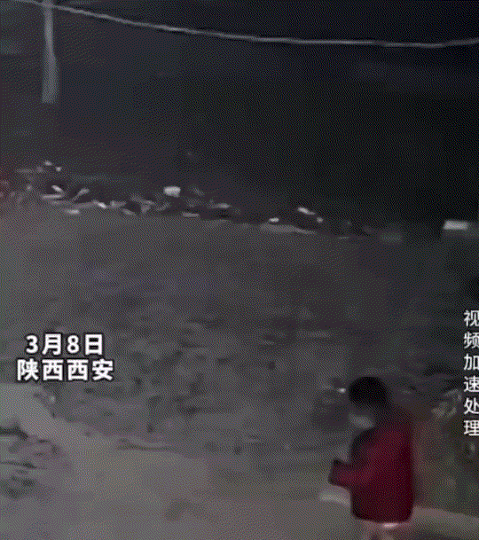 看得揪心！陕西西安，一妈妈为了过麻将瘾，竟趁家中不大的孩子夜里睡着后，把孩子独自