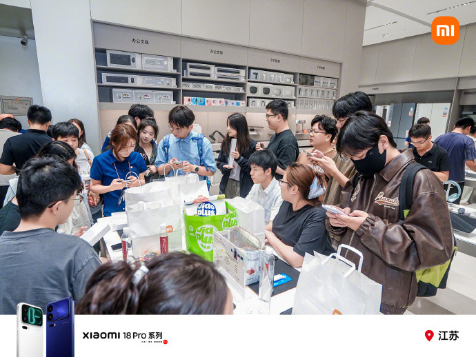 还是小米会玩，来小米之家打卡，就送月饼！没想到，展示台被围得里三层外三层。对于大