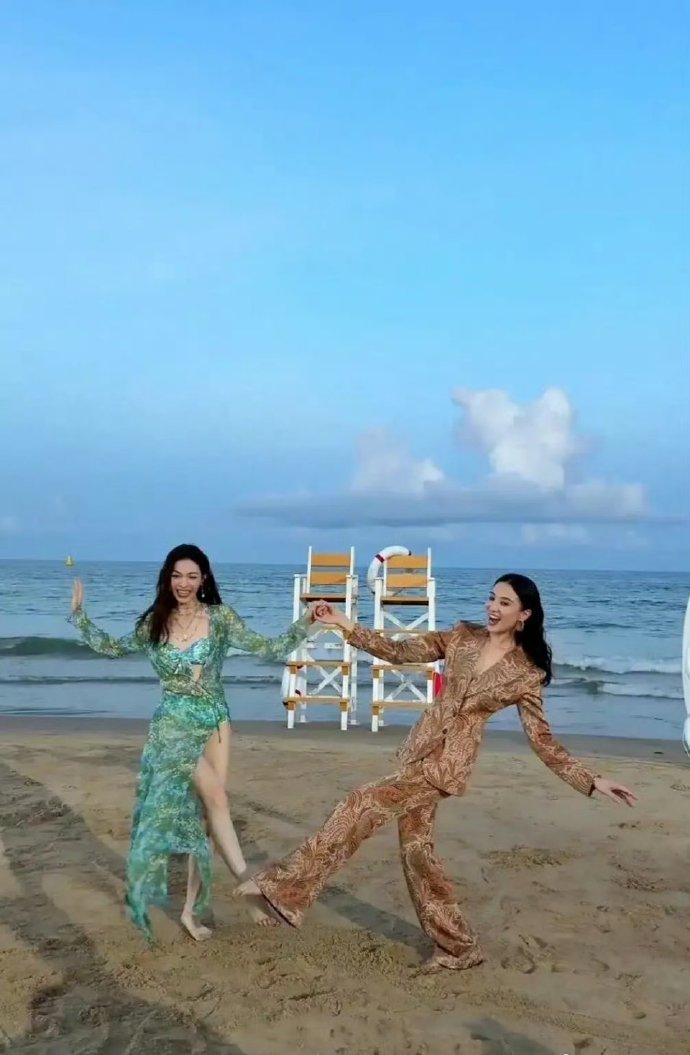 宋佳钟楚曦在海边这是彻底放飞自我了吗，两个大长腿美女在一起，身材简直绝了