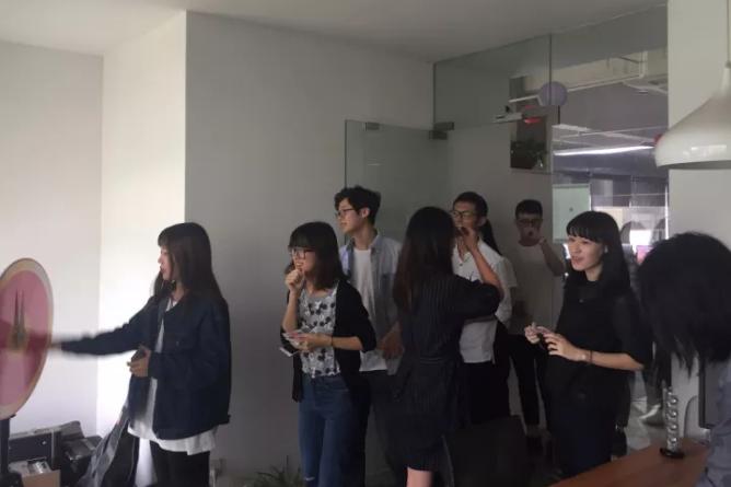 新来的县长脾气特别大，听说有几个局长去找他汇报工作，让他直接轰走了，这事迅速传开