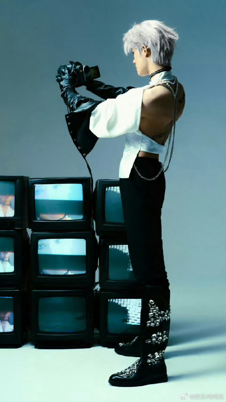 张极露腹肌了身材练得真不错，腹肌线条流畅漂亮，充满阳光活力。能保持这样的状态一