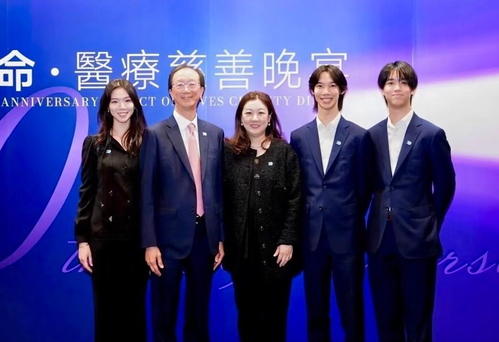 伏明霞一家五口集体亮相，细节可以看出，伏明霞一直都被宠爱着大女儿颜值超高，两个