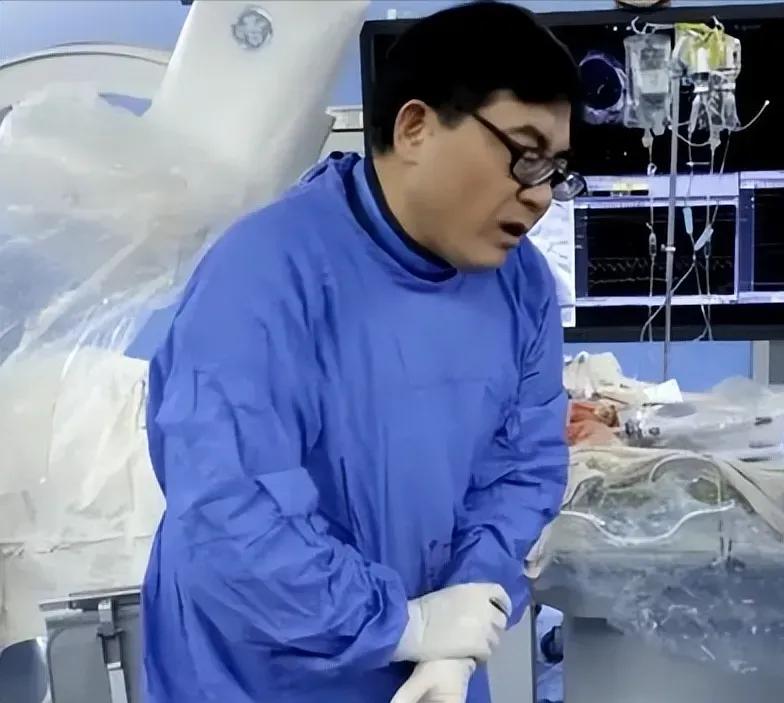 上海中山医院心内科顶尖专家葛均波，在为一名19岁少女实施心脏手术时，竟突然浑身颤