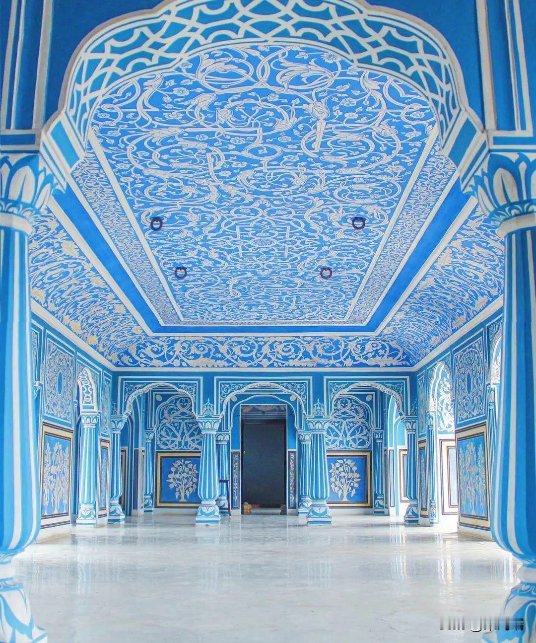 图片中的地点是印度斋浦尔城市皇宫（CityPalace）内的蓝厅，也被称为C