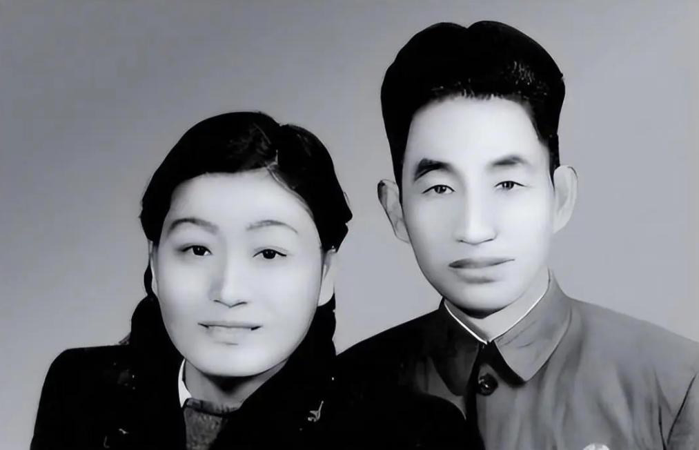 1949年，潜伏在敌人内部的地下党员沈世猷被限制自由，无法送出情报，这时，妻子抱