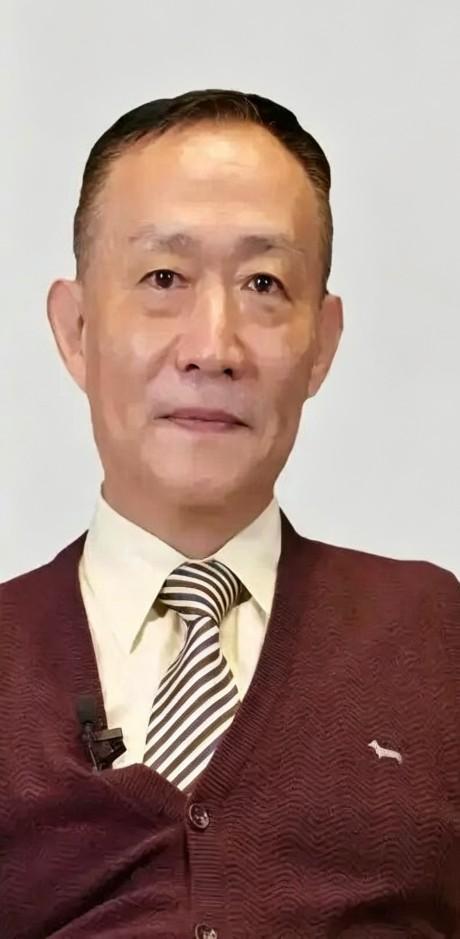 卢麒元在一次直播中提出：“精英不爱国，就是下一个晚清”，迅速刷屏并引发激烈争论。