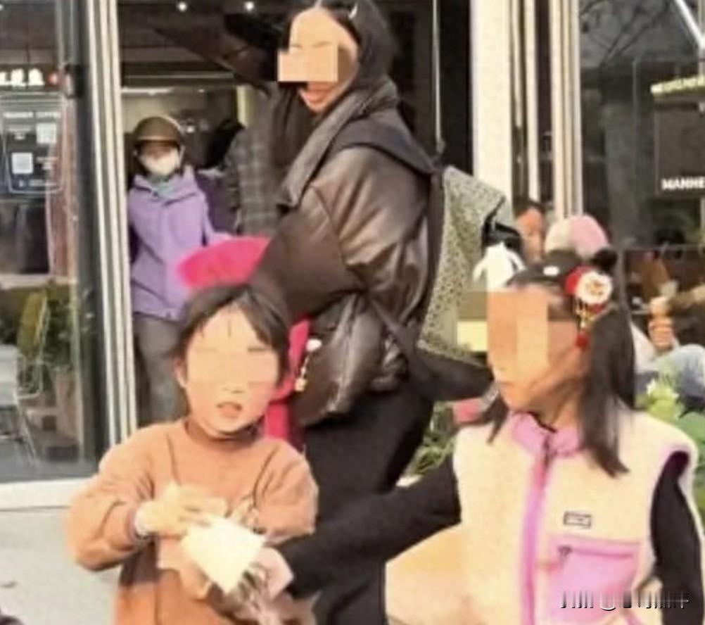 最近网友可是被一孩子打翻了一杯水吵翻了天！这起事件是发生在浙江绍兴，小女孩问店