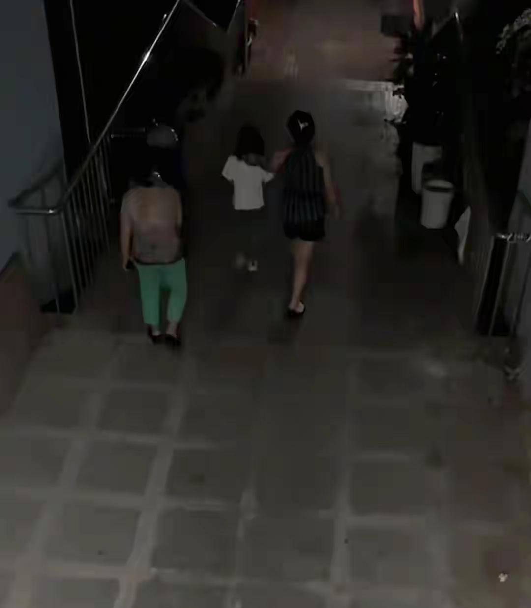 7岁女孩到同学家玩，2天后发现老爹离世！重庆七岁女娃中秋被晾同学家整2天，愣是
