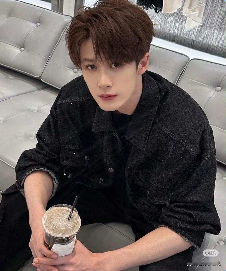 檀健次今天比吃了苍蝇还难受明明和平分手，各自安好，他过他的，她好好读书，偏偏有