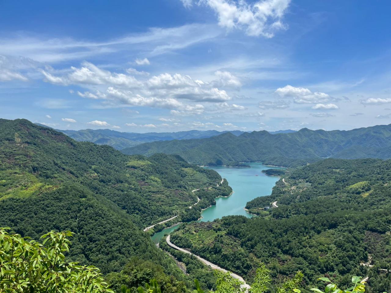 昨天和医院负责招聘的主任聊了聊，这家医院并非三甲医院，比三甲医院稍逊一筹。就是这