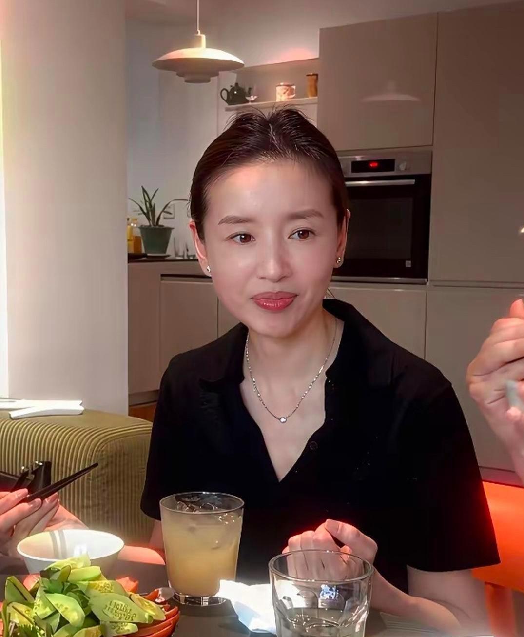 董洁第二场直播带货，卖了3000万，没喊一句家人们。直播间就她一个人，坐在自家沙发上，说话慢悠悠的。