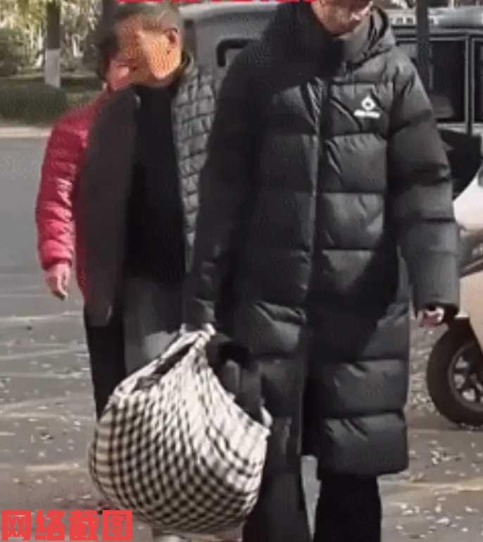 山东有男孩大早出门。家里男孩的爸爸还以为男孩和同学有约出去玩，没有想到男孩这