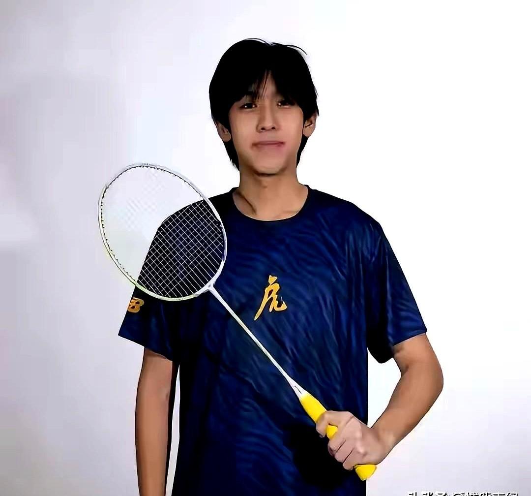 Kimi出现在演唱会现场，戴着口罩但眉眼依旧像父亲。今年16岁，身高已超18