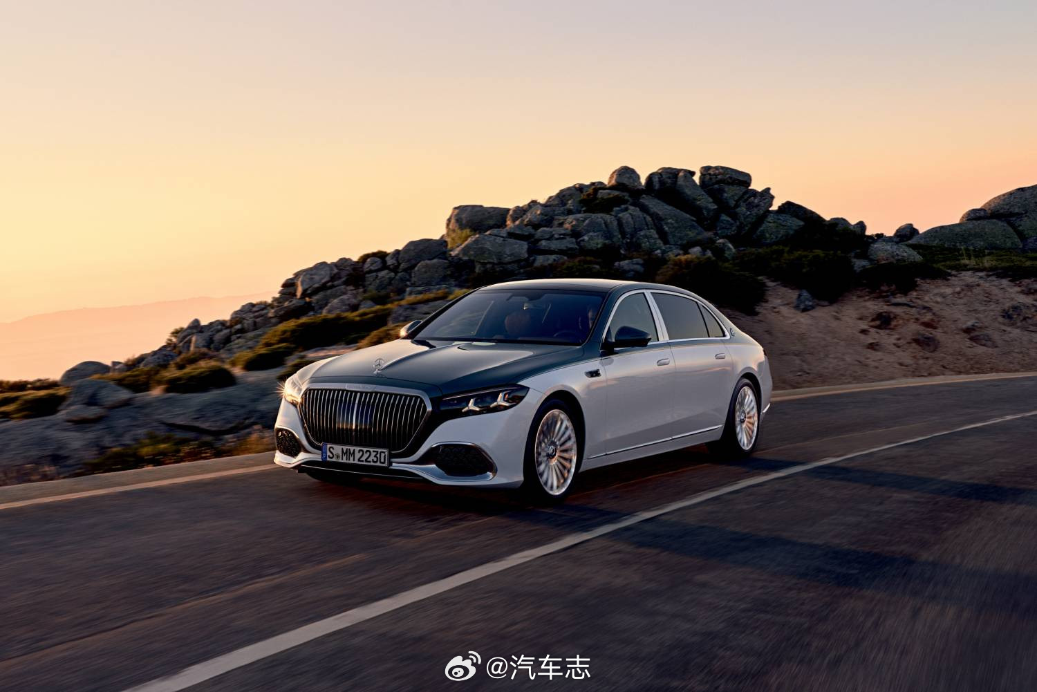 新一代迈巴赫S级轿车正式发布！全新的外观设计，内饰大连屏，细节更奢！这样的迈巴赫