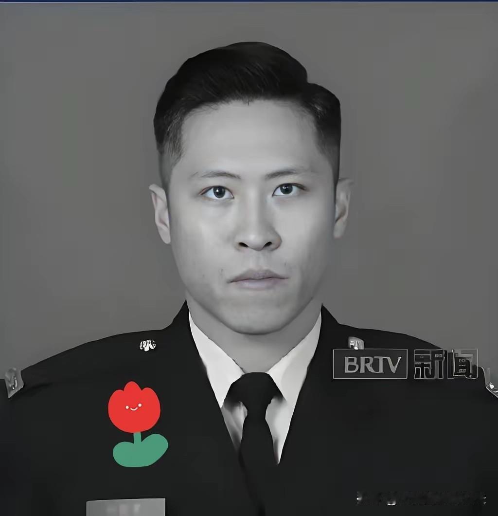 那个说好下月结婚的消防员，今天被大家送走了。殡仪馆外排队的市民，手里都拿着