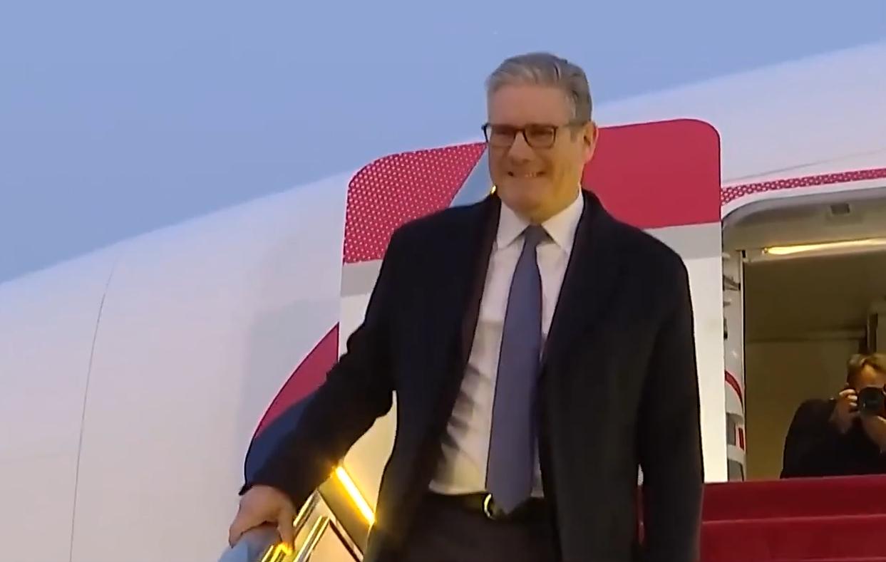 1月28日，斯塔默来北京了，《泰晤士报》爆了一个猛料：斯塔默和他的团队访华前，每