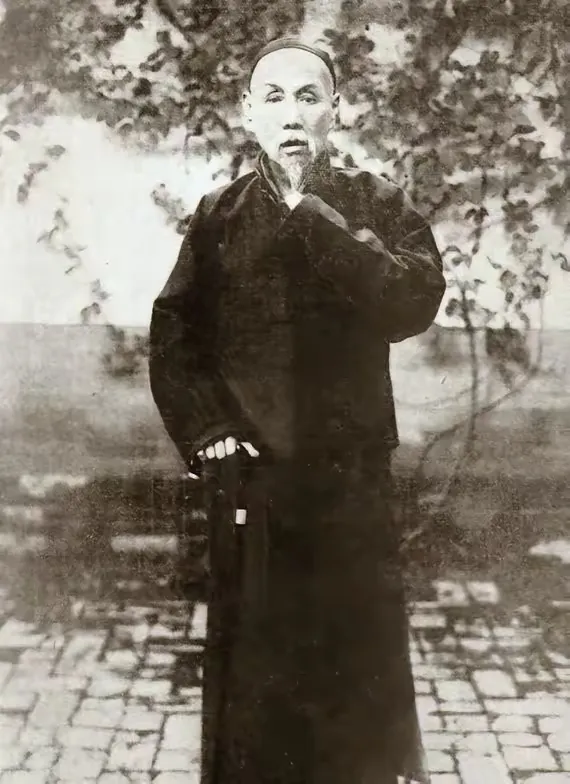 1898年，46岁的林纾刚丧妻不久，青楼头牌谢蝶仙便让人送来四只特大的柿饼，林纾