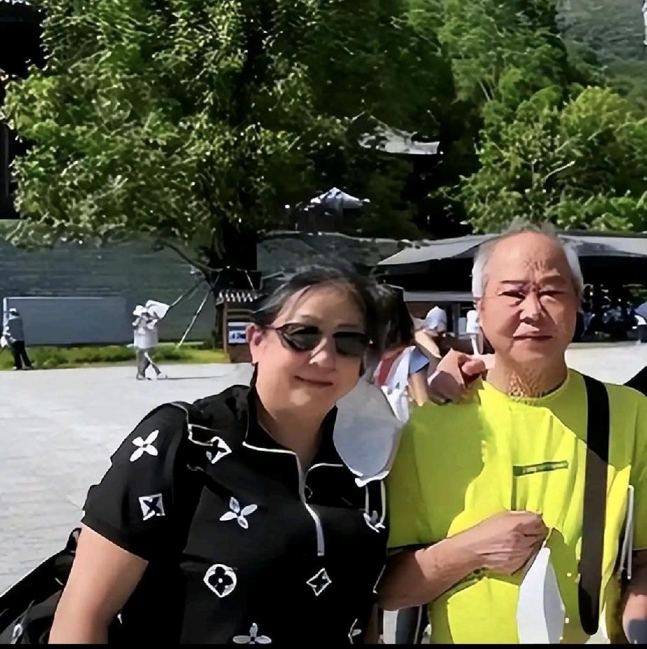 蔡天凤的前公婆一起外出旅游时的合影。谁能想到外表富态、体面，一脸和颜悦色的老两