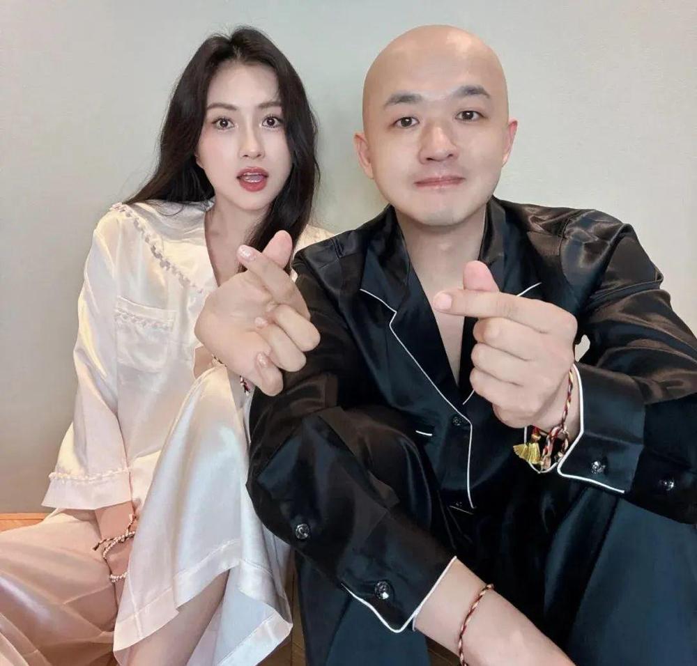 真是情人眼里出西施啊！包文婧在节目里说包贝尔比金城武还帅，是自己眼中的颜值天花