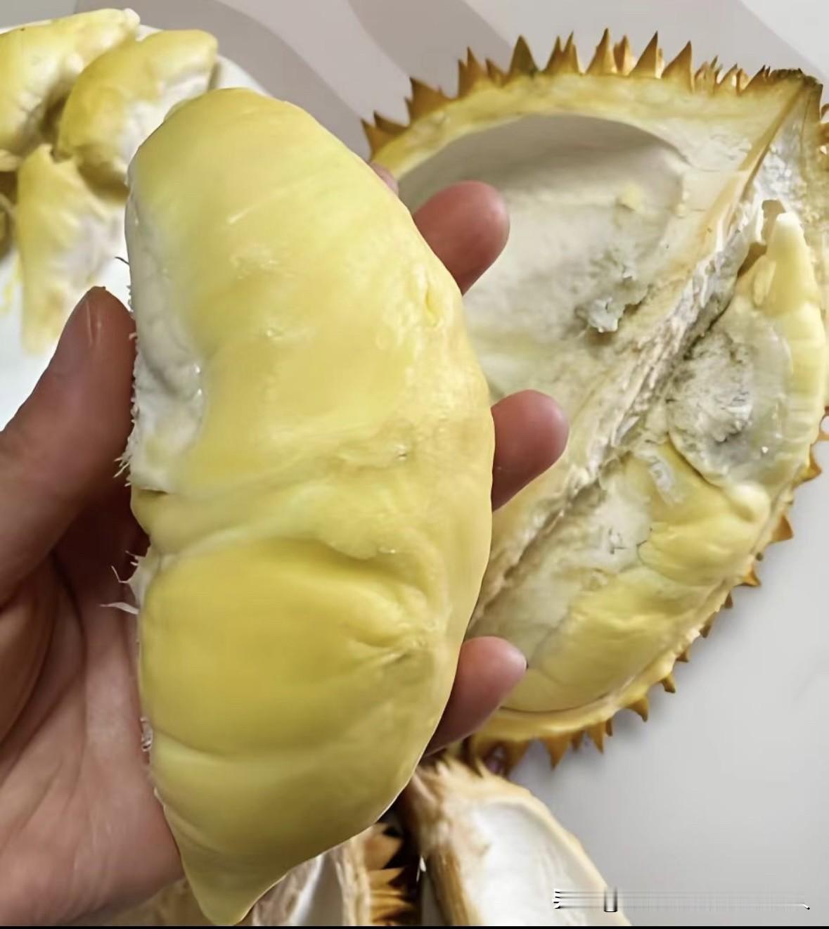 昨天晚上下班回家，我买了一个榴莲带回家，婆婆就一直斜着眼看，吃完饭之后，婆婆终于