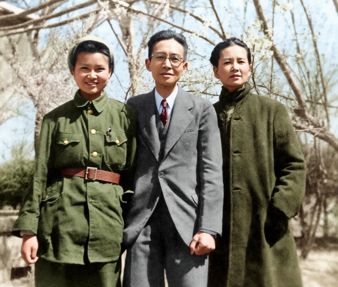 这张照片，是1949年梁再冰即将南下投身工作前，与父亲梁思成、母亲林徽因拍摄的临