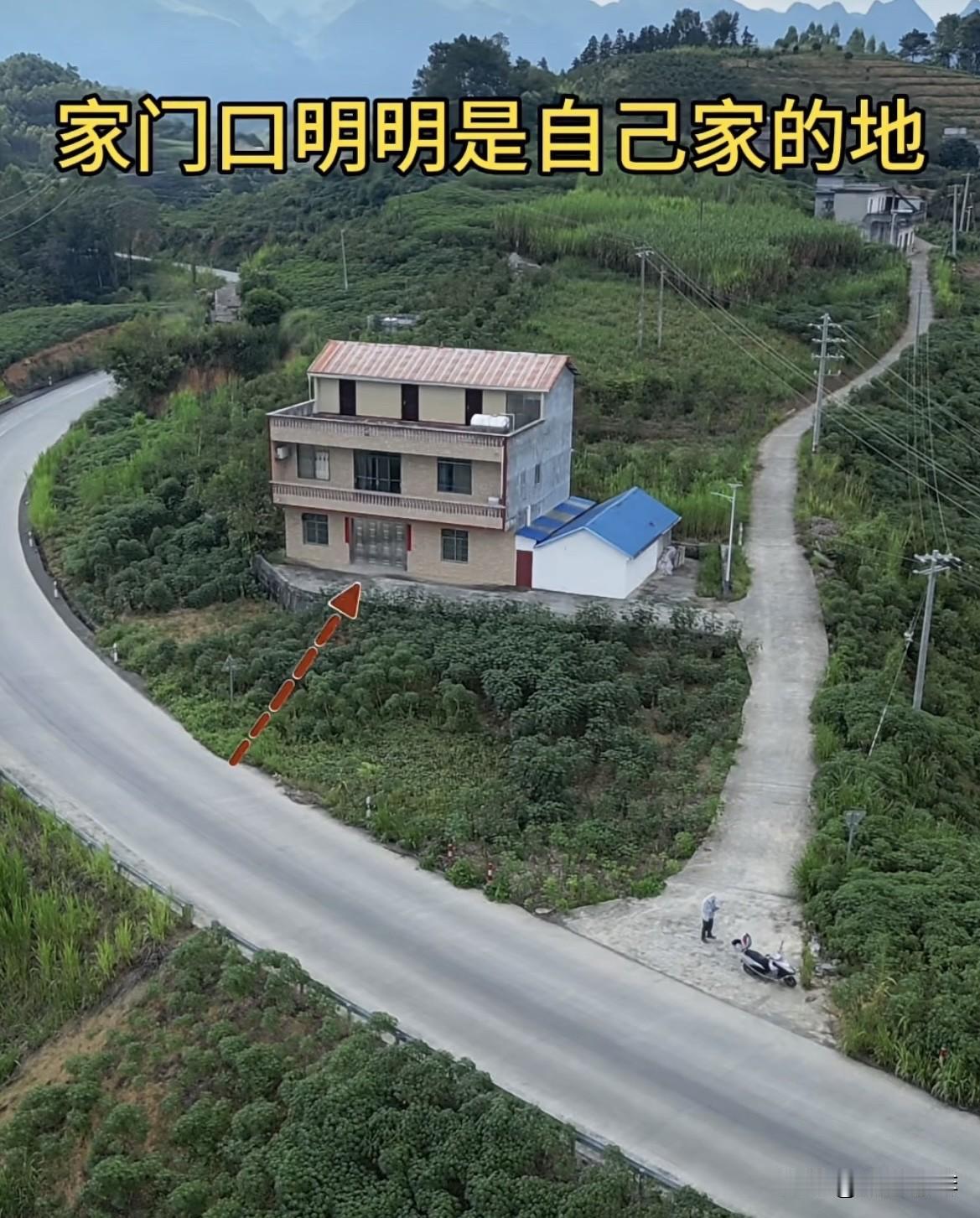 家门口明明是自己家的地，最后奶奶却选择从左边绕进来。奶奶为什么这样修路呢⁉️