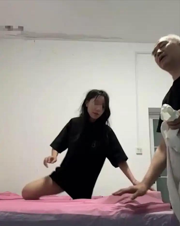 近日，一段5分钟炸裂视频全网疯传！20岁女生带着全套拍摄设备直奔盲人按摩店，进门