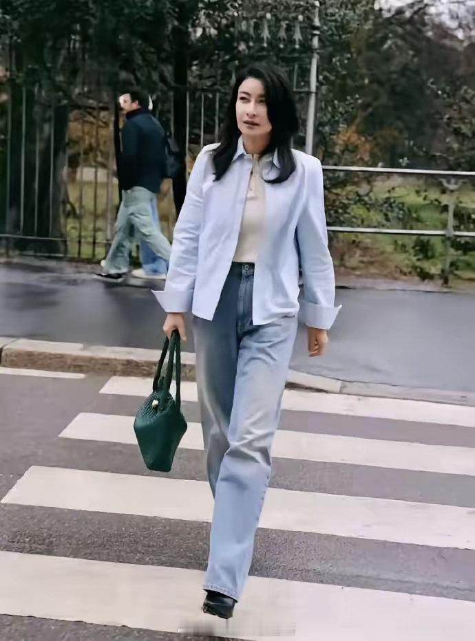 原来明星也逃不过的牛仔裤魔咒——鼓包​​​