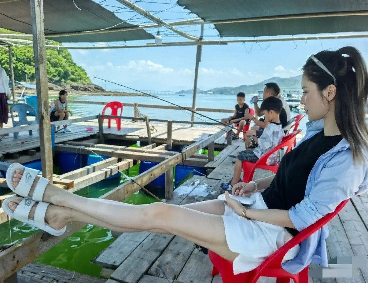 林峰老婆张馨月晒照，带娃去惠州玩，海上摩托、钓鱼、吃海鲜！她们一家的日子，倒是过