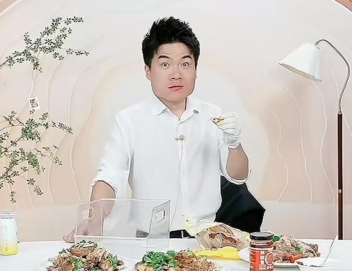 一生要强的中国男人啊，主打一个嘴硬，宇辉刚刚在直播间卖辣椒酱，被辣出了表情包，之