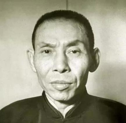 1902年，14岁的杜月笙落难乞讨，袁珊宝解开衣扣："拿着，别饿死！"她万万没想