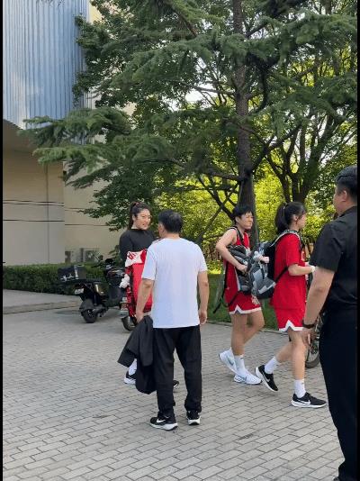 正准备享受美食的几位女篮姑娘被教练临时喊住去加练，李梦一脸错愕的表情。可以说，