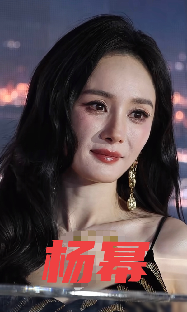 杨幂刚过完40岁生日，生图先炸了。无滤镜镜头里，细纹、眼窝、法令纹全被放大，跟精修图一比，评论区立马