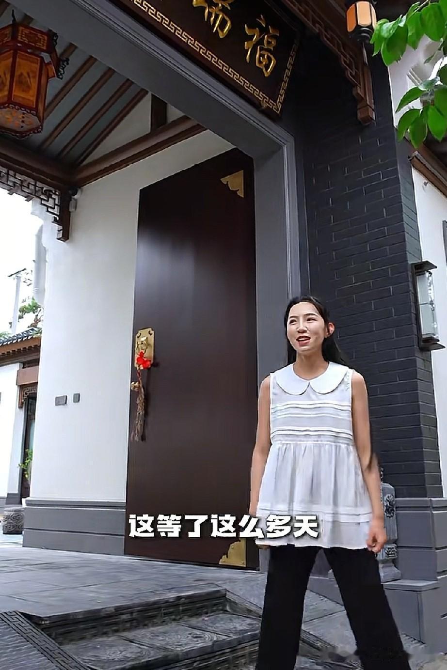 网友连名字都取好了。三胎女儿叫“麦甜”，谐音“麦田”，评论区排着队喊。问题是，麦