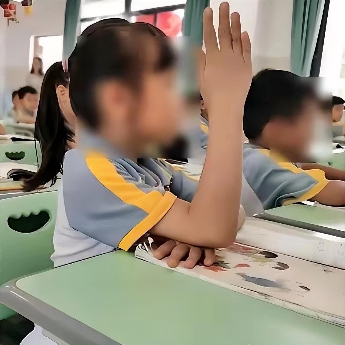 河南，一名学生上课突然举手，老师以为他要回答问题，谁知，孩子却红着脸说：“老师，