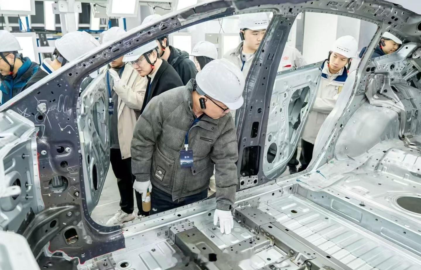 大五座相对而言，对增程/插混有利的一点，是掩盖了后排地板凸起这个在六座避不开的大