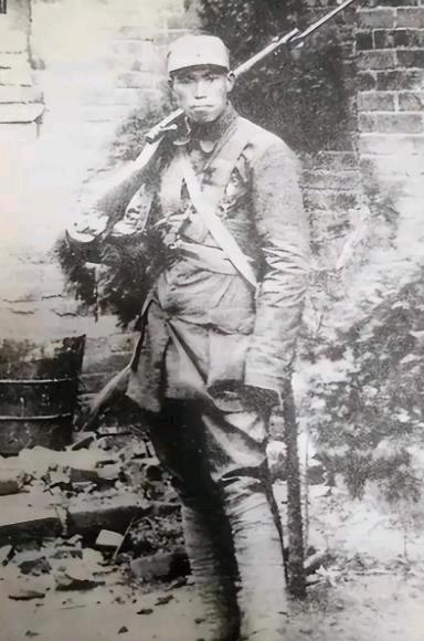 1973年，开国中将梁兴初在太原化工厂劳动改造，一次扫地被工人喊住：“梁师傅，我