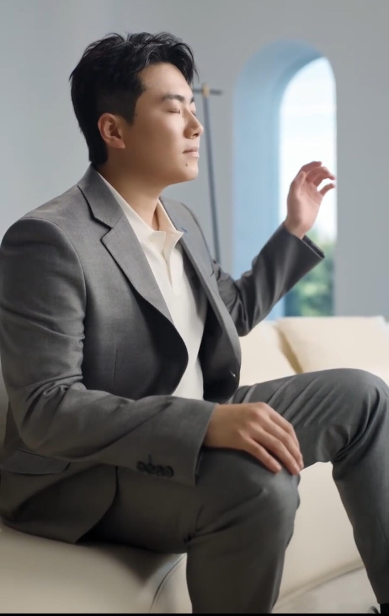 梁靖崑新商务，高级起来了，气质也来了，商务范十足，富家少爷的真实写照！大胖最近