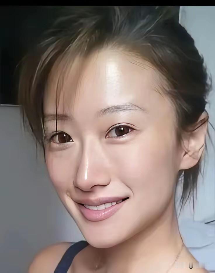谢贤1双女儿谢霆锋谢婷婷，其实他们是带混血基因的，来自于母亲狄波拉，带中英混血。