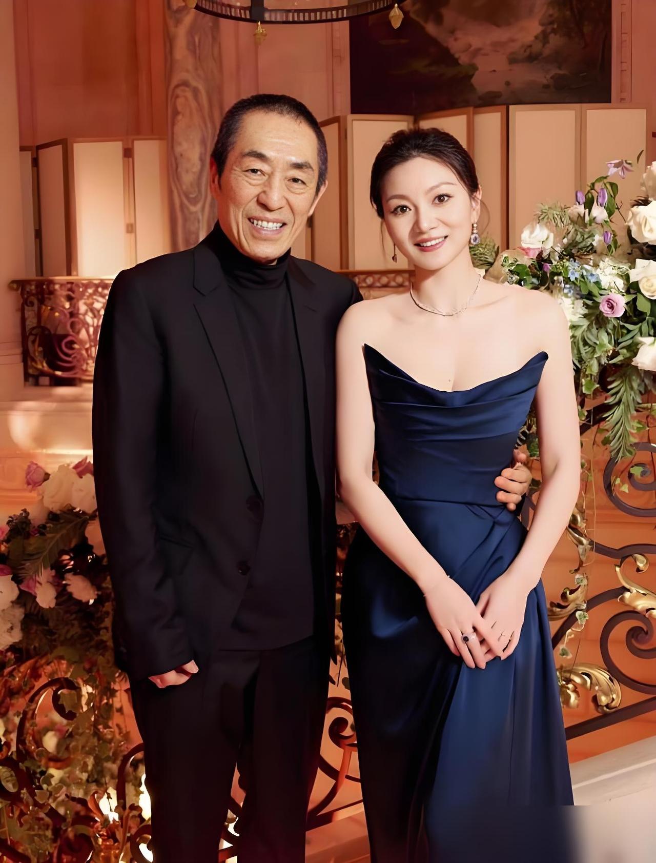 图一是张艺谋与现任妻子陈婷的合影，看起来俩人很恩爱。图二是八十年代张艺谋在火车