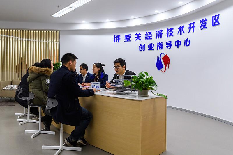 两大总部接连落地合肥，真不是靠运气撞来的。前几年跟朋友去合肥政务区跑项目，亲眼