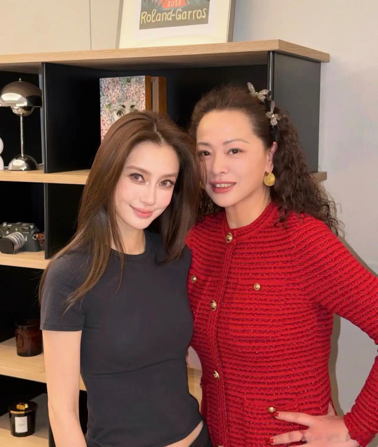 Anglebaby杨颖在上海朋友家里吃喜宴，她化了嫩模妆容，皮肤太白皙了，而且身