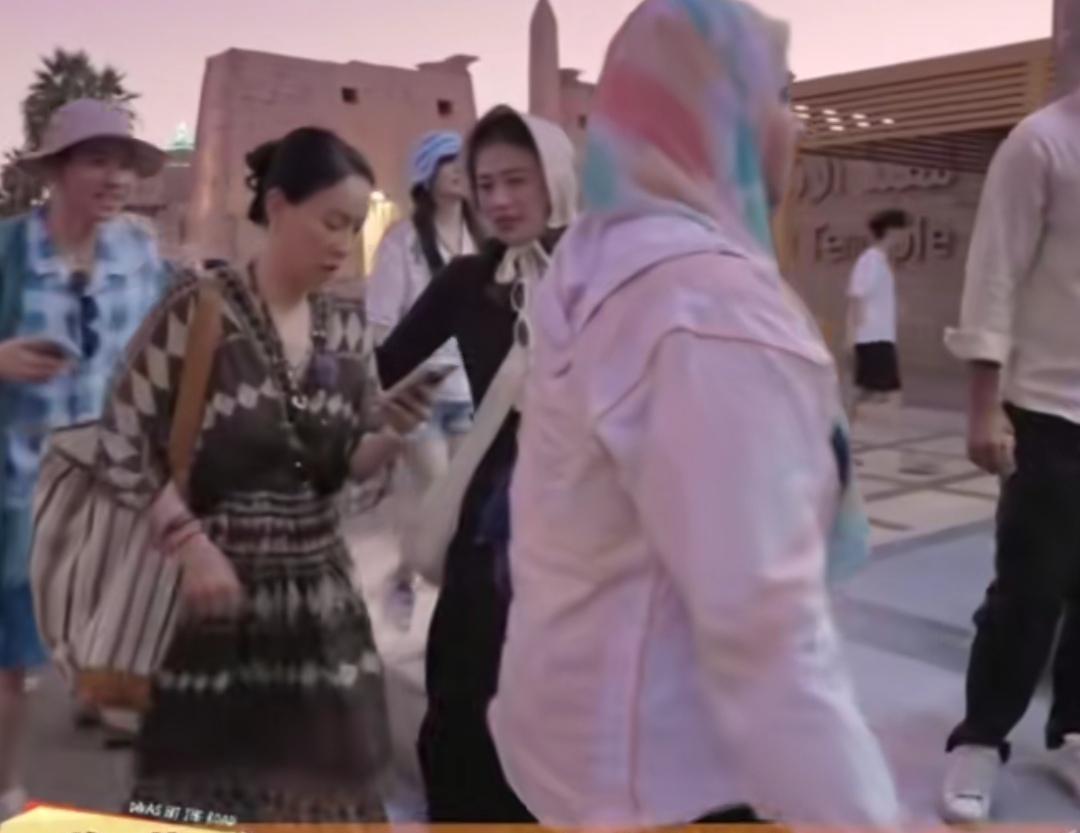 那英满脑子惦记着吃什么饭，龚俊让她先把神庙给看了，那英：“明天能点几个菜”，张晚