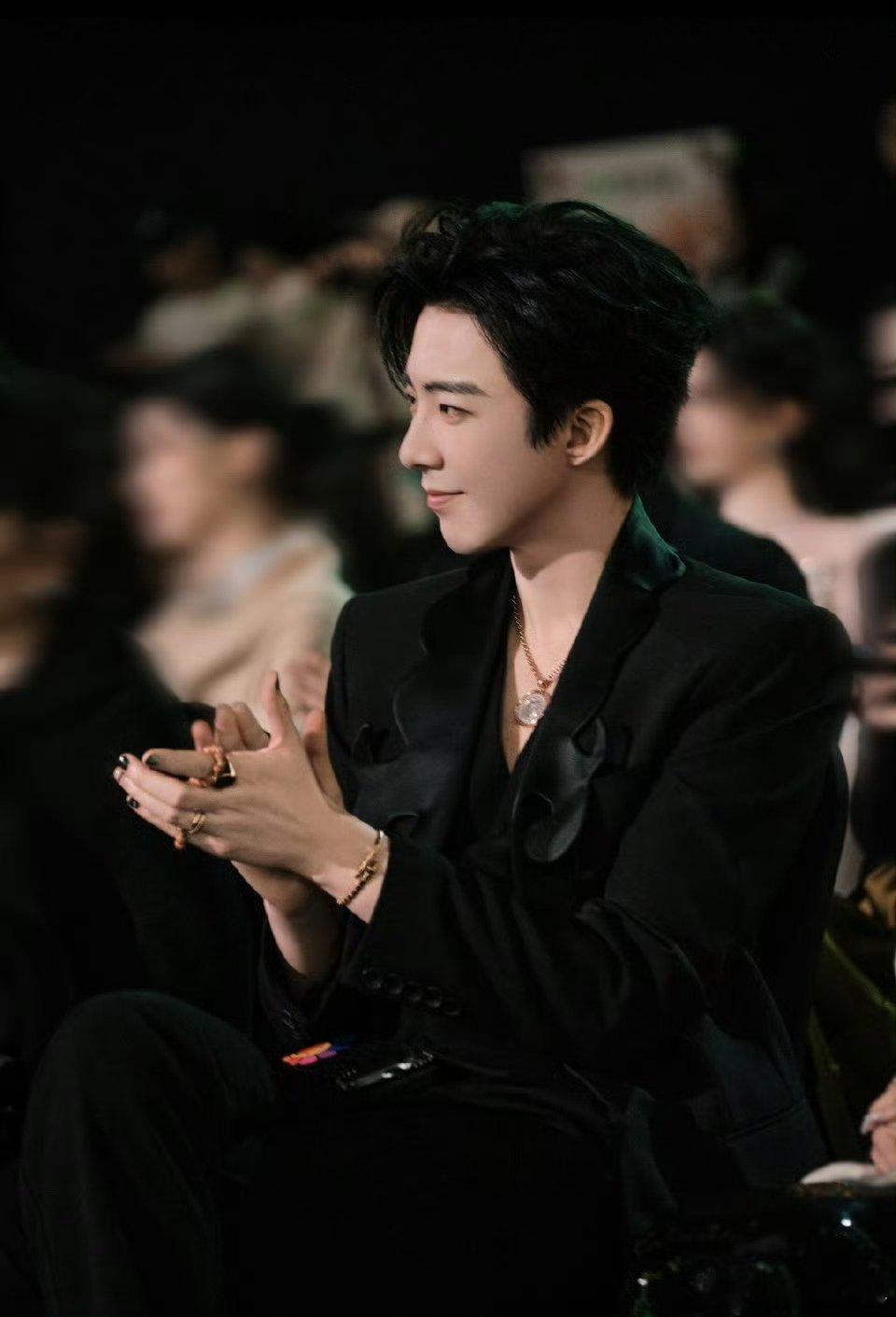 宋祖儿帮刘宇宁整理头发折腰夫妇甜度超标！宋祖儿帮刘宇宁整理头发的瞬间，谁没捕捉